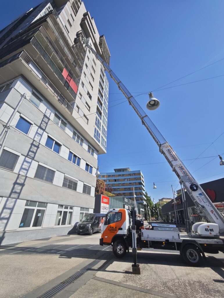 Autoscala 45 metri Monte Carlo: autoscala Fala Noleggi al lavoro su una torre di oltre dieci piani