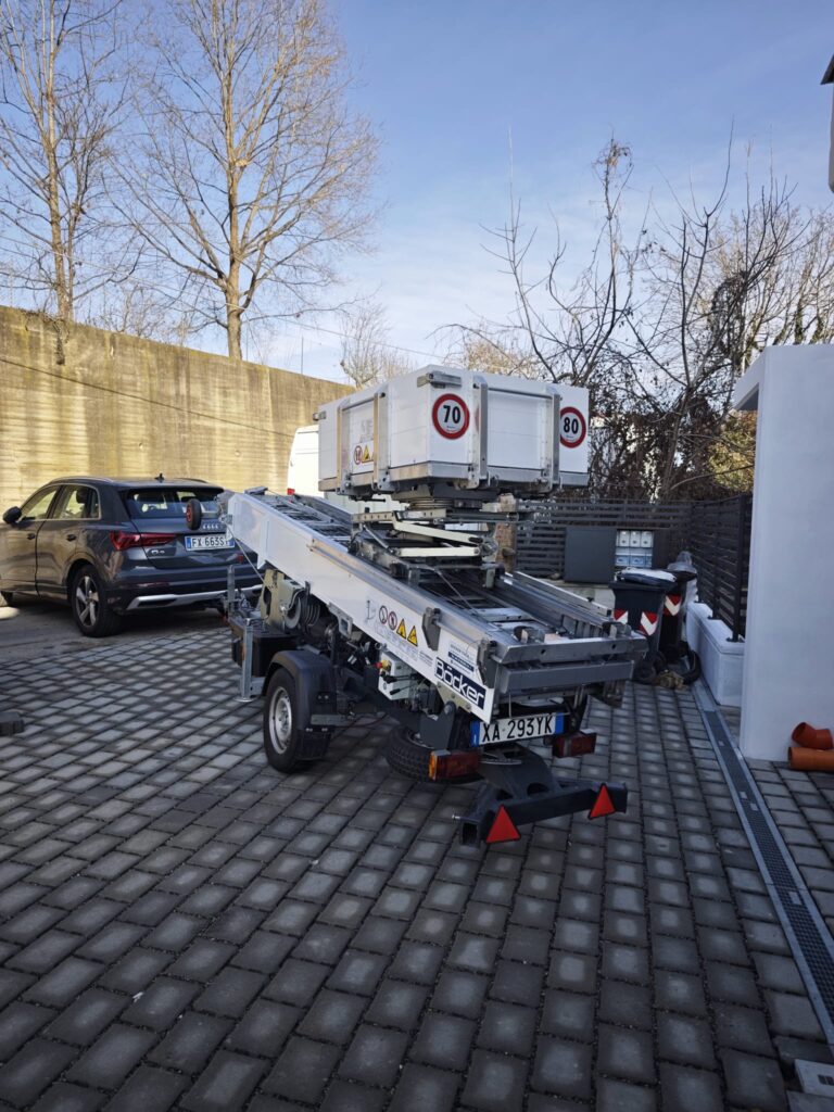 Autoscala trainata in cortile: scala su rimorchio pronta al lavoro