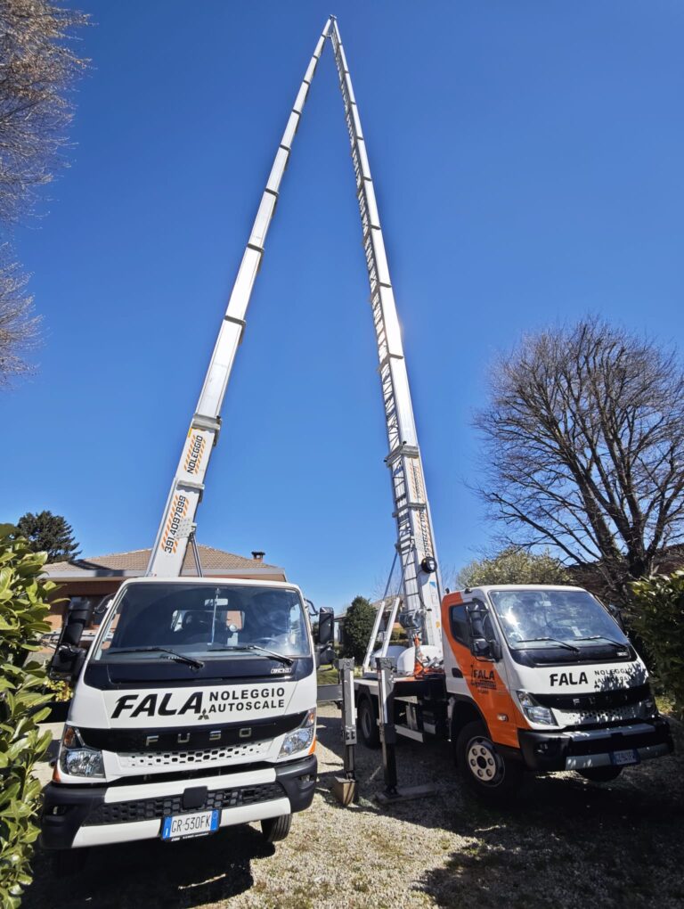 Noleggio autoscale Monte Carlo: due autoscale Fala Noleggi con le scale aperte