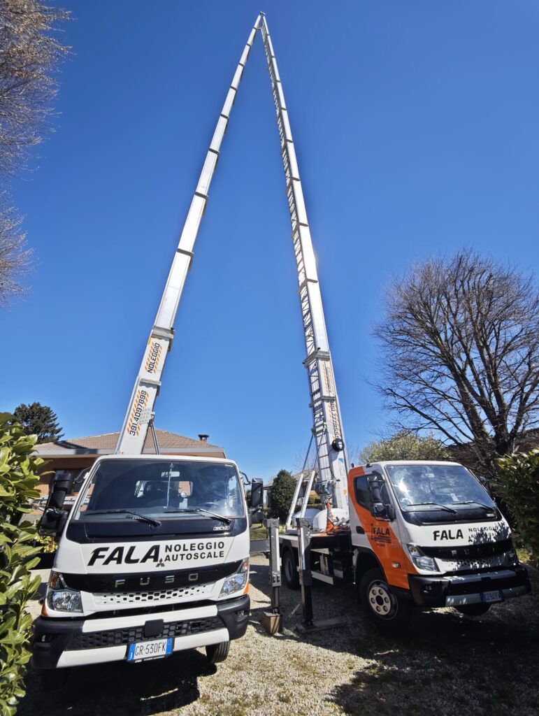 Noleggio autoscale Monte Carlo: due autoscale Fala Noleggi con le scale aperte